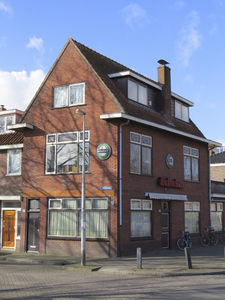 907988 Gezicht op het winkelhoekpand Julianaweg 467-Aquamarijnlaan 15A (rechts) te Utrecht.N.B. Bouwjaar: 1936Winkels: ...